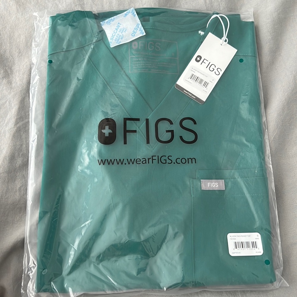 FIGS Men’s Hunter Green Leon two pocket scrub top size small NEW